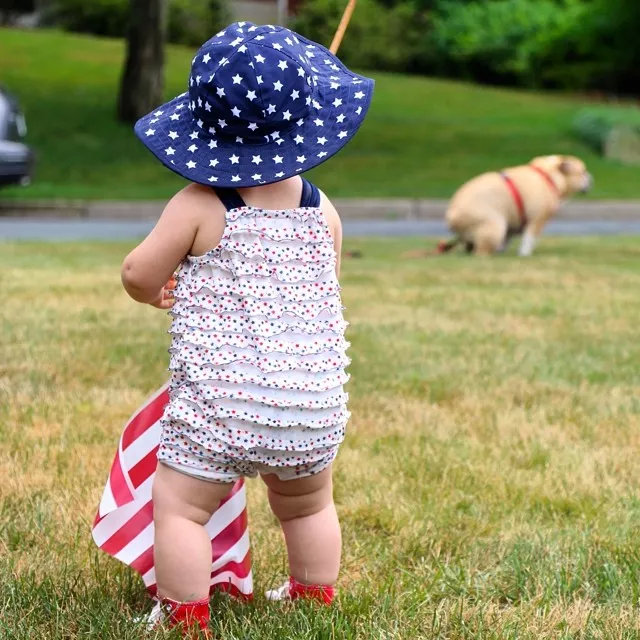 这小女孩是斗牛犬看着长大的,如今她5岁它7岁感恩节感恩有你!
