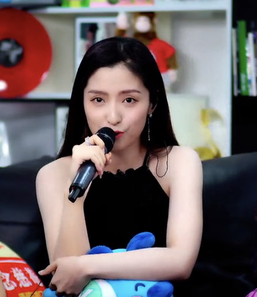 快女潘辰戴滑雪护目镜晒照 那年夏天我们追过的女孩!