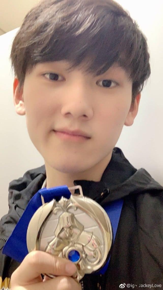 s8世界冠军adc阿水迎来18岁生日 他的愿望却平凡的真实