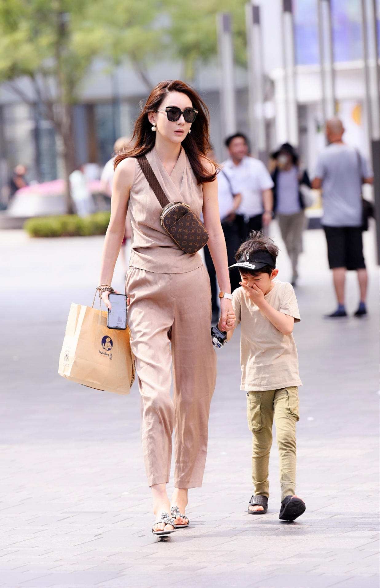 这样的时尚辣妈走在街上,看上去真得好美,有没有?