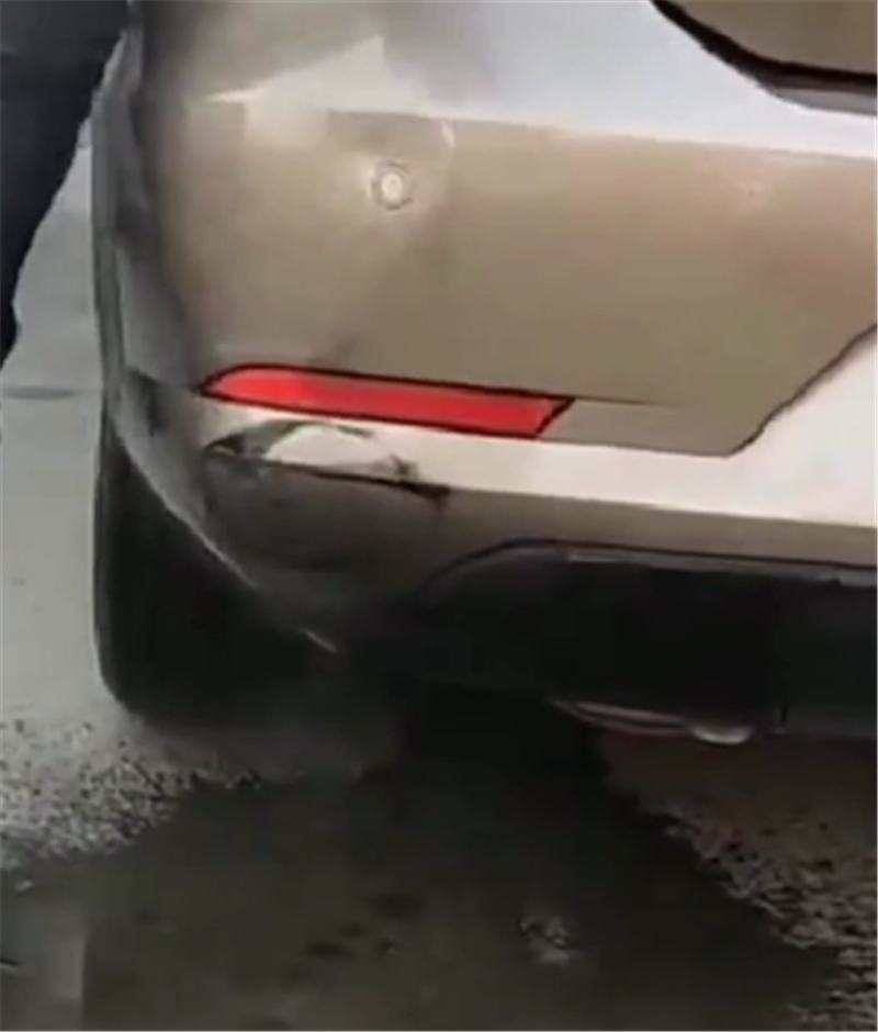 12万大众宝来车尾保险杠凹陷,车主不花一分钱,仅一瓶热水就修复