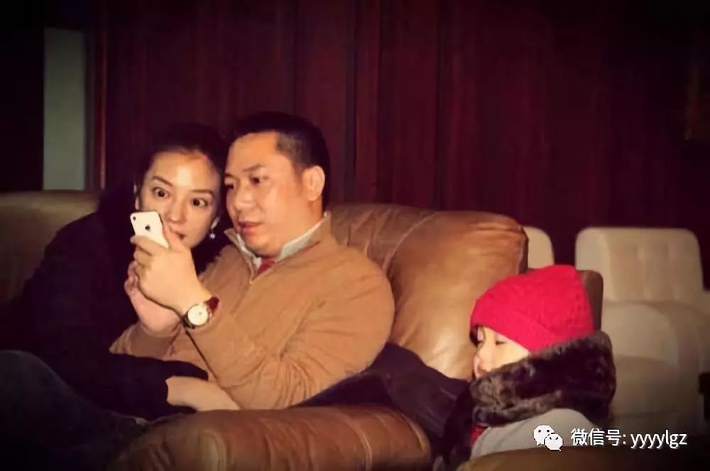 赵薇深夜买醉,不顾女儿老公,自己回北京