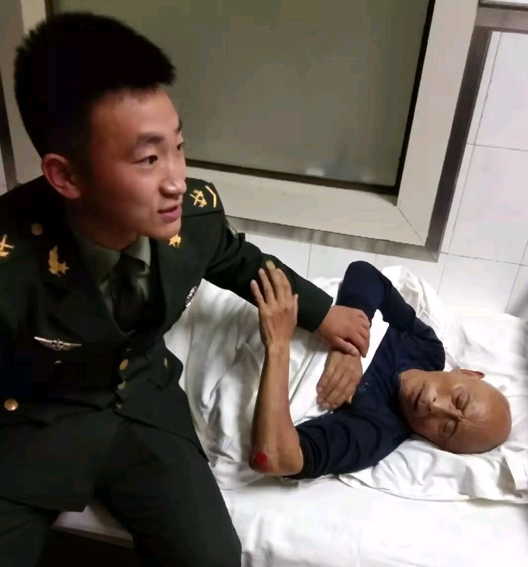 "雷锋城"里又传佳话 ,回乡探亲军人小伙危急时刻显本色