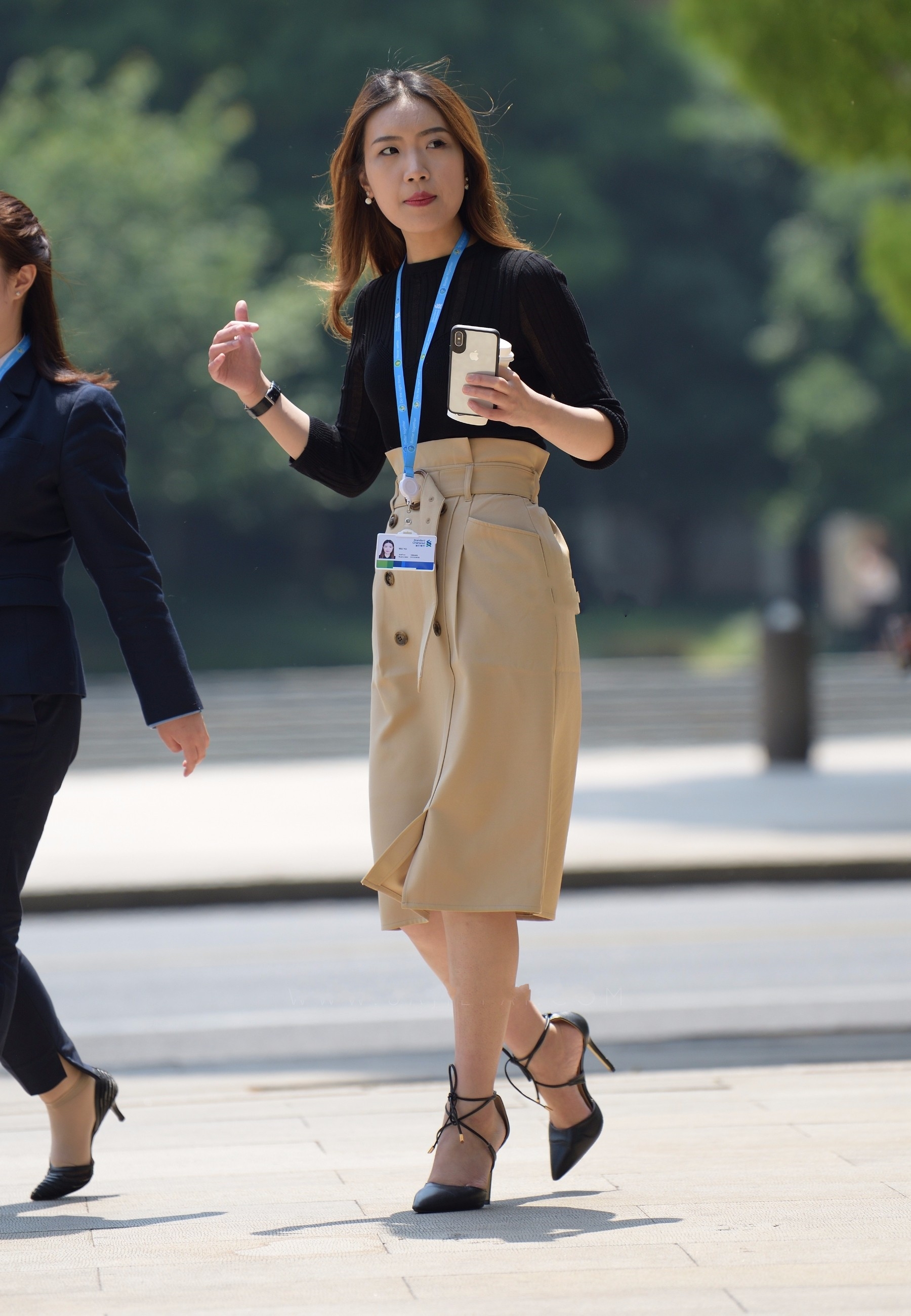 街拍:穿搭个性时尚的美女,有气质又不失女人味,很多男人都喜欢