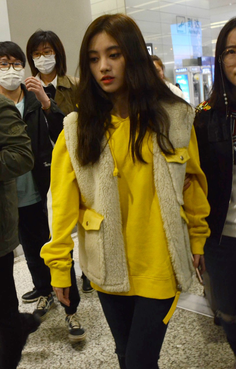 鞠婧祎穿毛绒马甲内搭黄色卫衣现身机场皮肤白皙