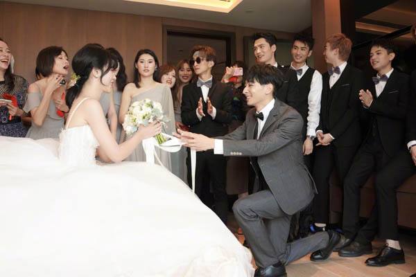 快男左立大婚遭伴娘刁难,伴郎华晨宇一句话化解