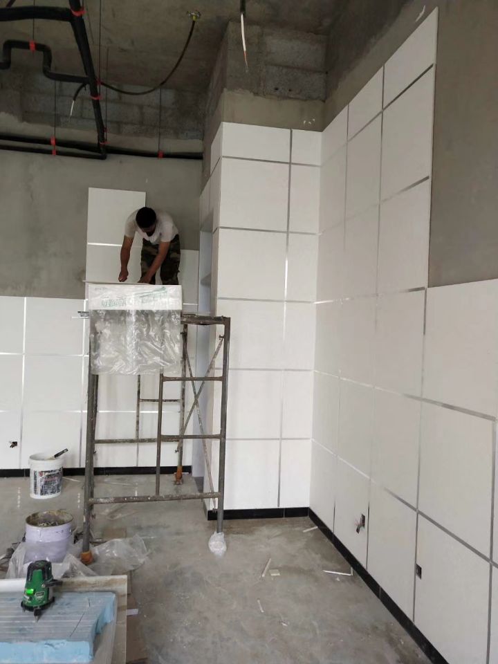 粘贴做法的矿棉板 1 吸音板背面点状抹粉刷石膏至少五个点粘贴于墙面