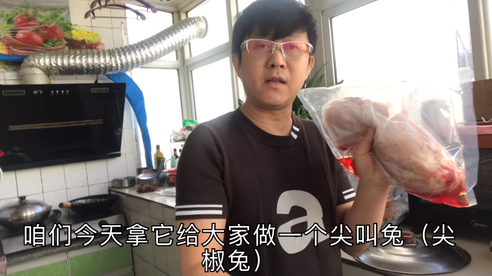 姐姐回来了,小辣花了一百做个尖叫兔做个墨斗鱼,姐弟俩喝爽了