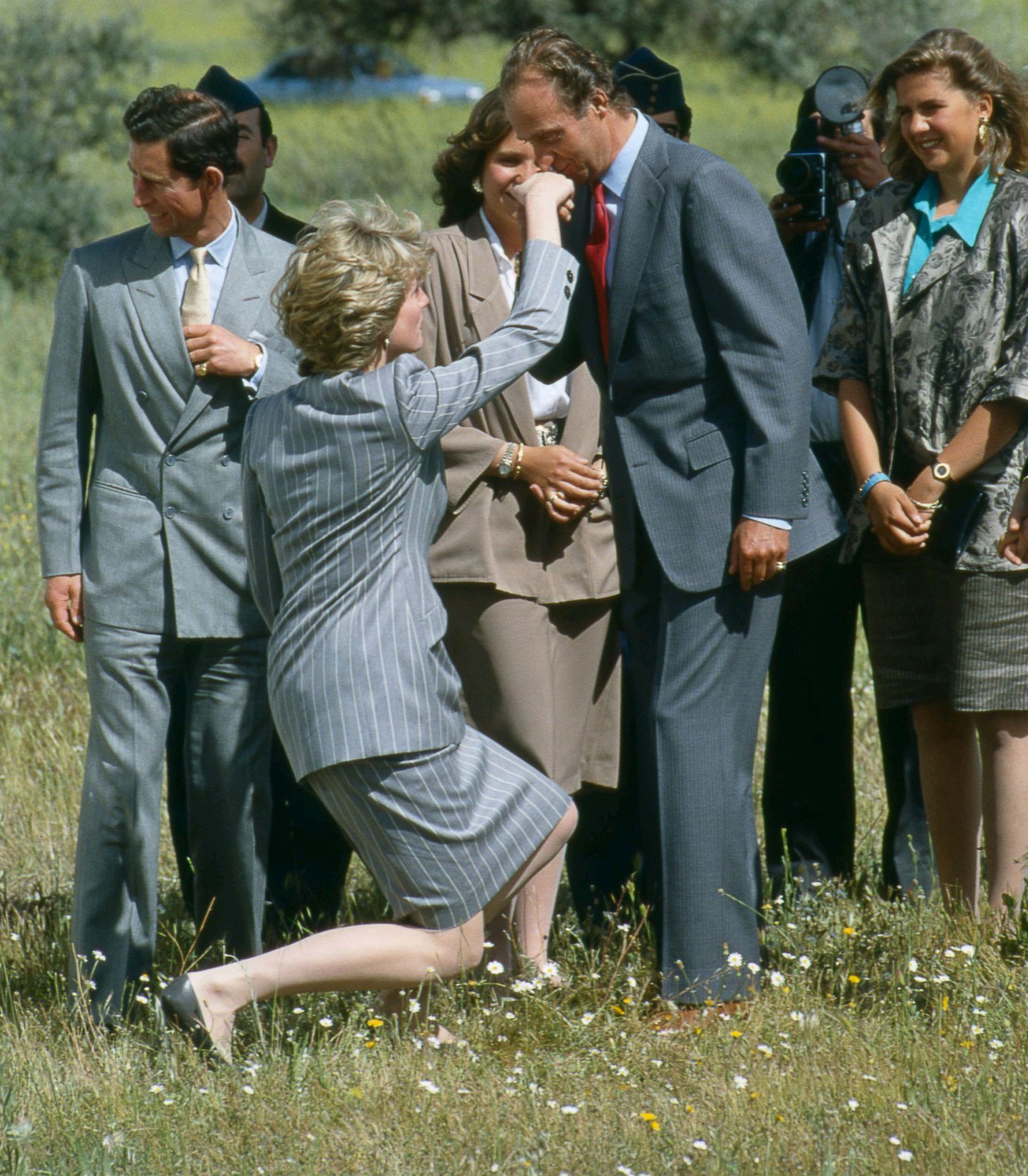 当167cm安妮公主向197cm西班牙国王行屈膝礼:有点尴尬