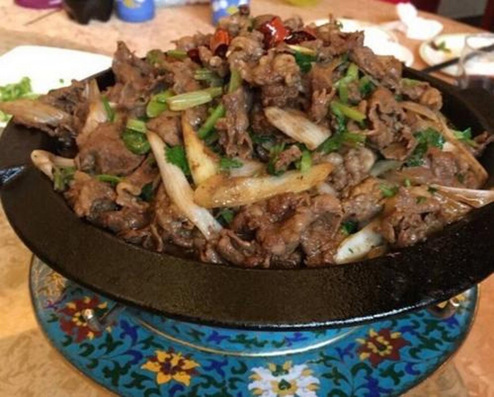 因店主白魁制作"烧羊肉"很有名气,久而久之, 人们把东长顺直呼为"白魁