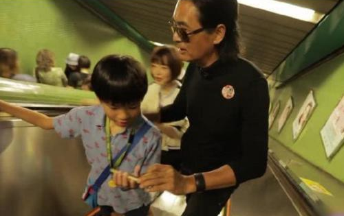 周润华街头偶遇黄日华,一句话暴露人品,网友:影帝都那么谦逊?