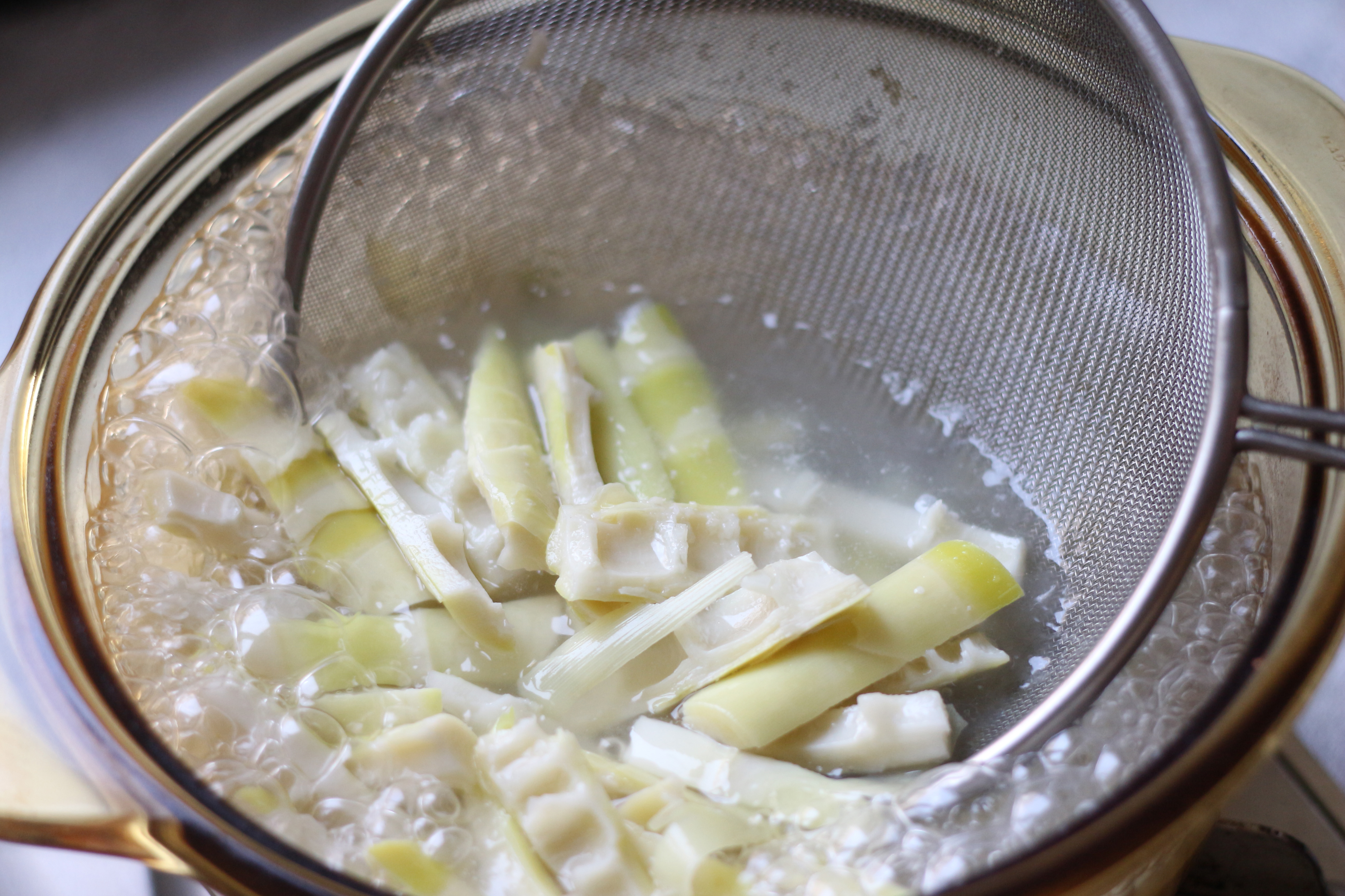 准备一锅水,加些许盐和油,将春笋放入焯水两分钟,去除笋的草酸.