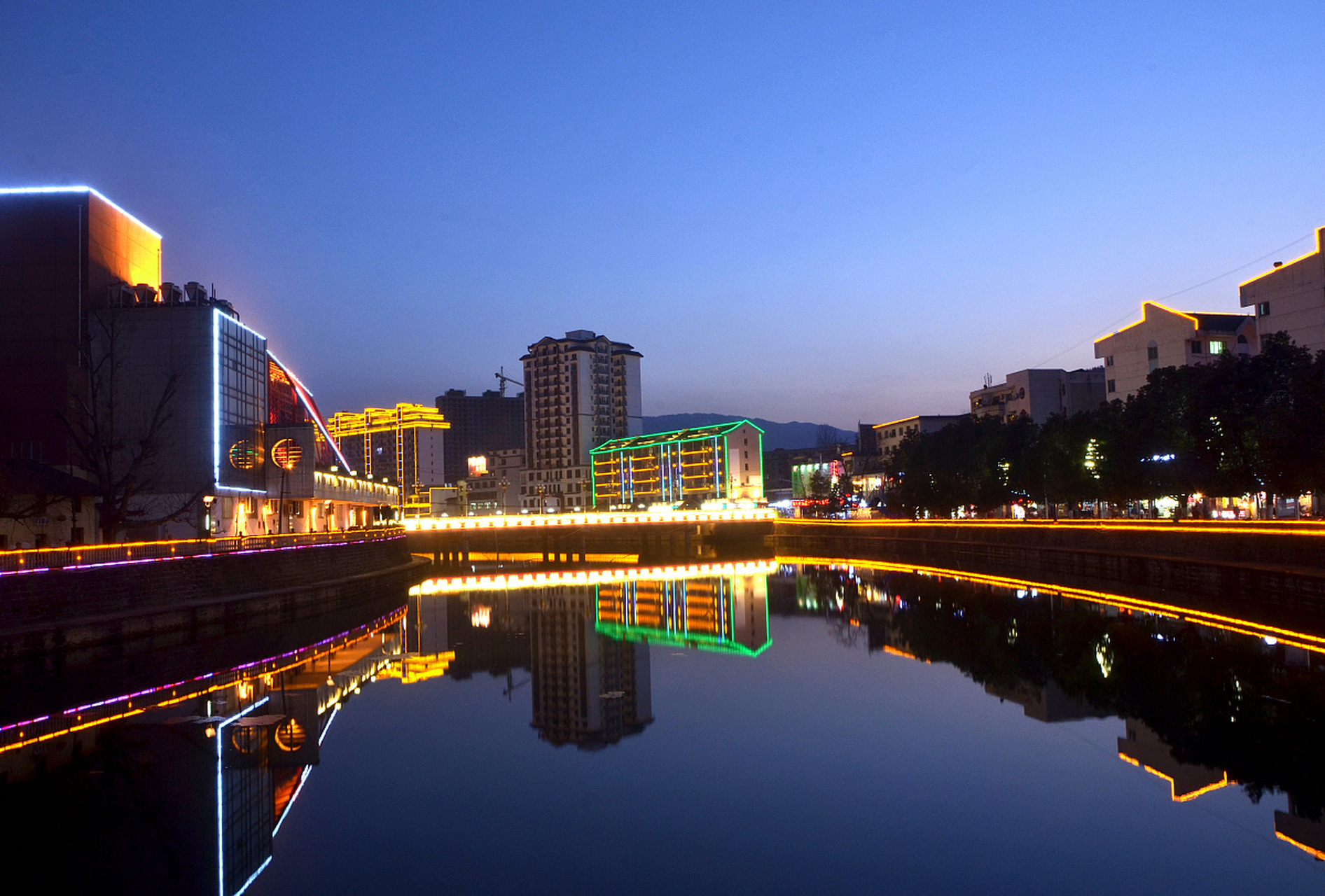 1,江苏——丹阳 全球50%的眼镜在这里生产,想要名牌眼镜的可以去