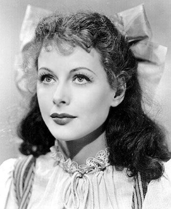 她是世界上最美的女人,共经历6段失败的婚姻,1个吻值3.5亿美元