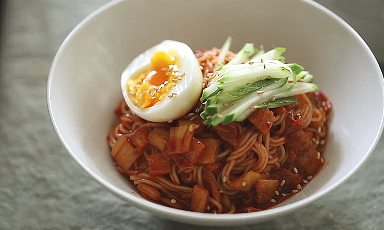 这不是冷面也不是炒面,而是韩国泡菜拌面,看着它都会觉得解馋