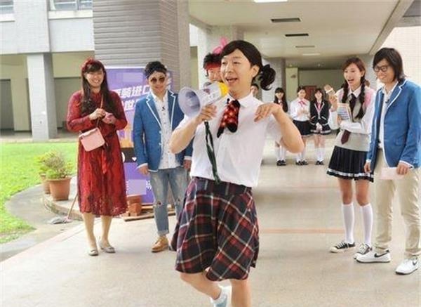 "女版黄渤"走红候车厅,她等车的样子好美,黄渤本人幽默回应