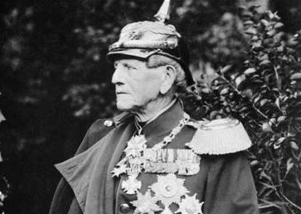 小毛奇推崇速决战理论,对施利芬计划进行了调整