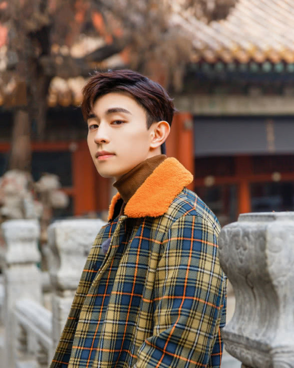 邓伦又帅出新高度了!暖冬里,黄蓝格纹大衣演绎英伦风情