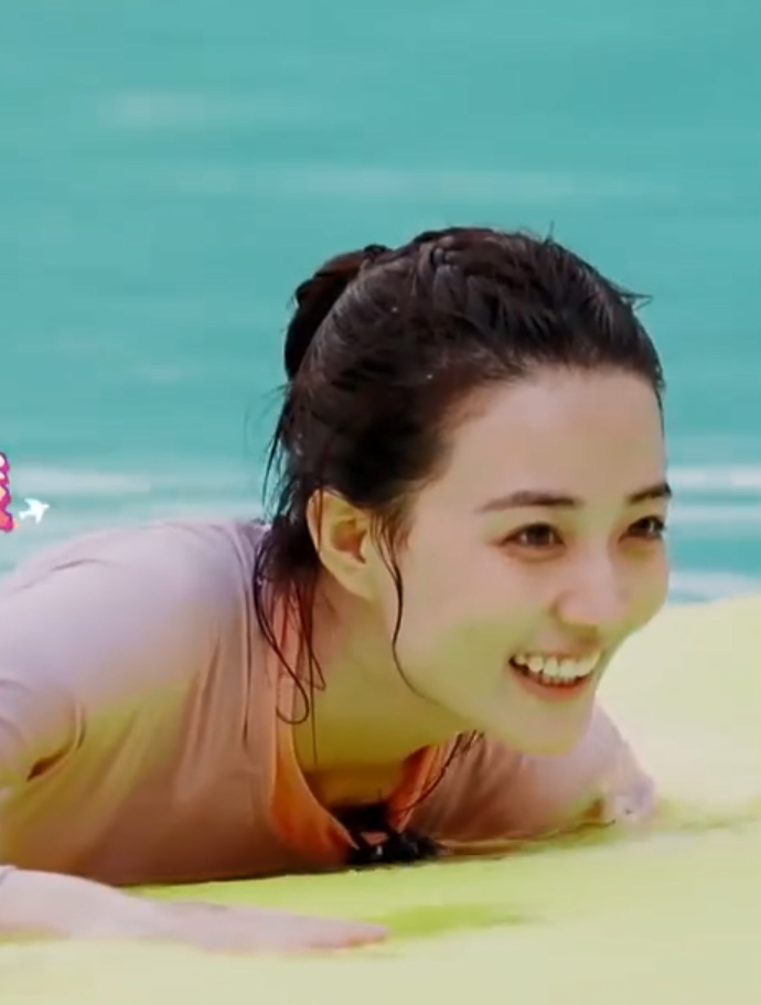 徐璐综艺上和男友一起游泳,素颜出镜太有勇气,形象毁得明明白白