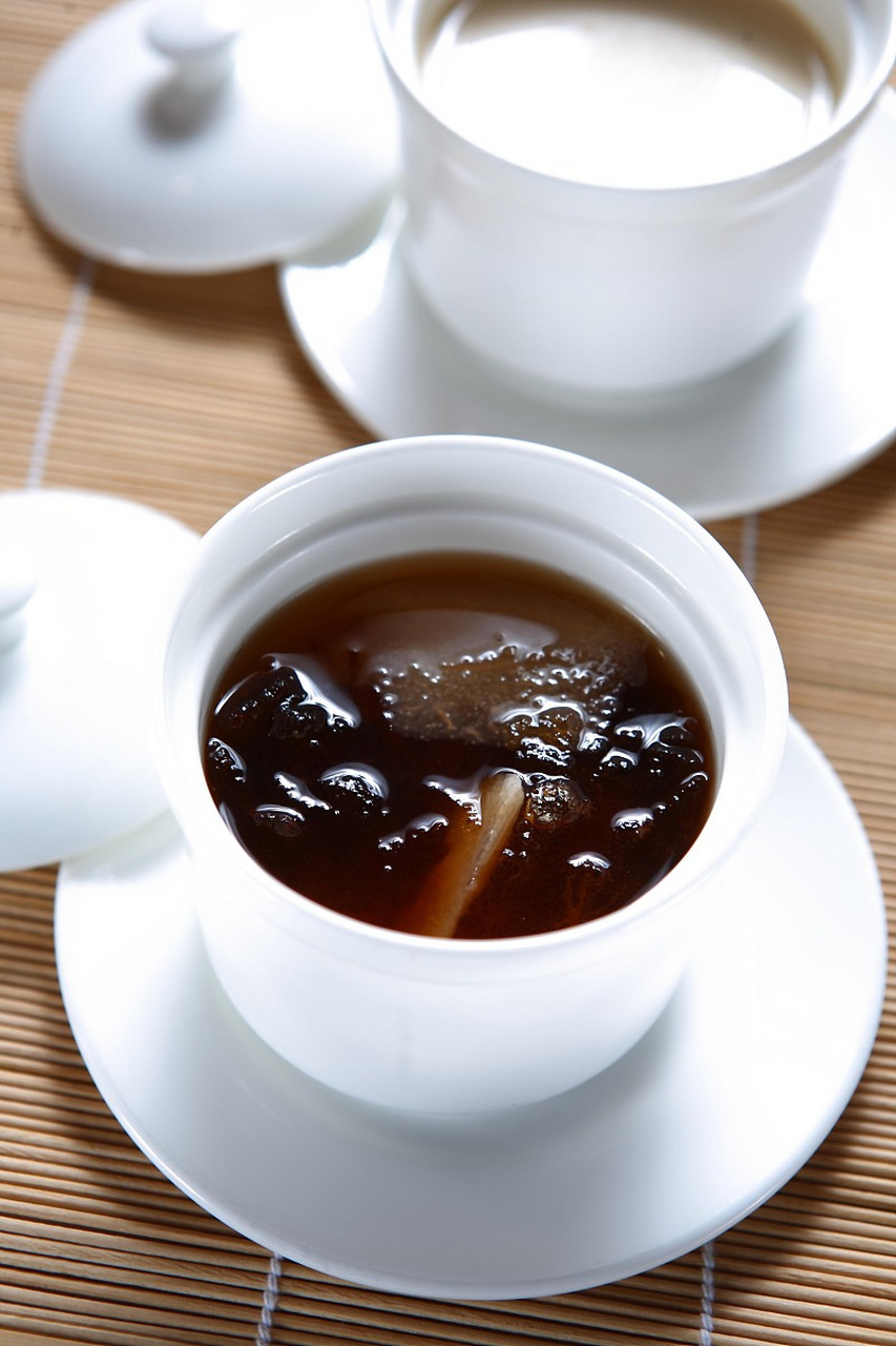 我们拿到几颗胖大海,第一,我们可以将其用清水清洗后直接用