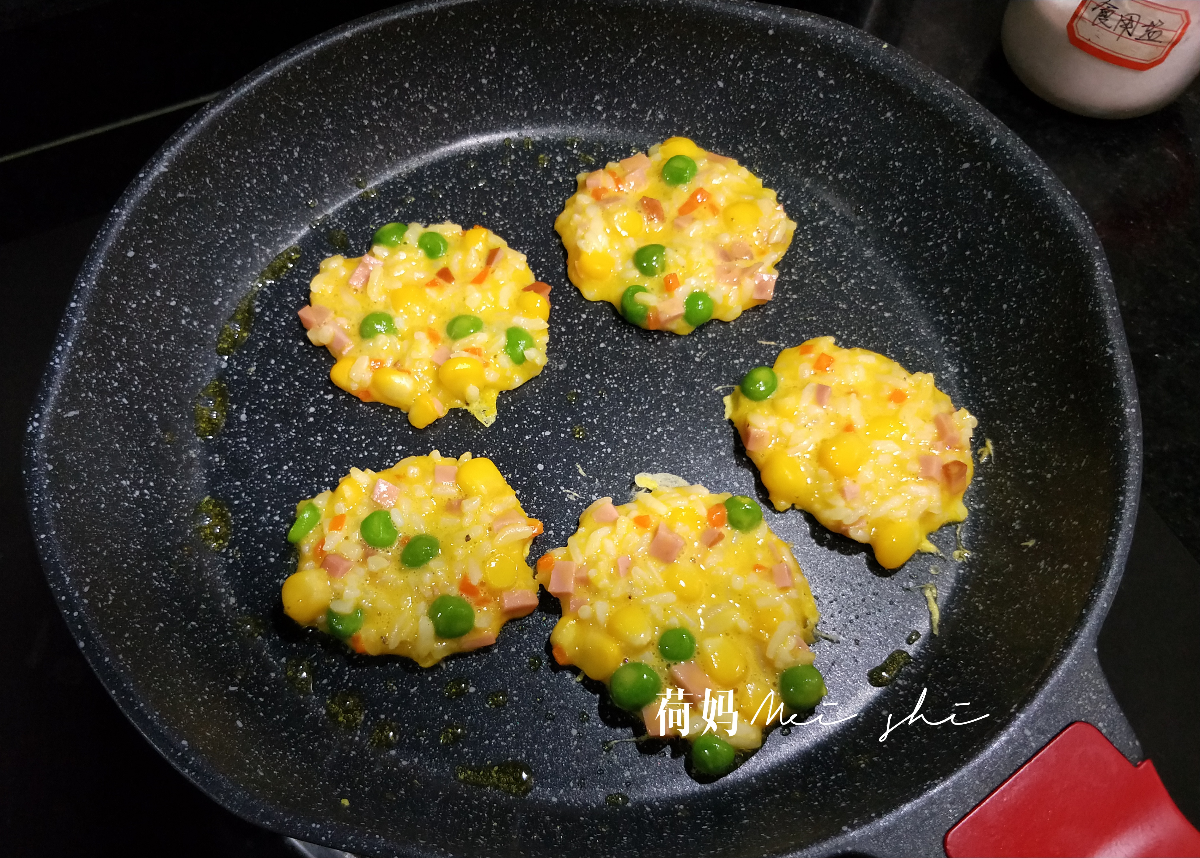 教你如何用剩米饭做出金黄诱人,营养又健康的鸡蛋饼,小朋友最爱