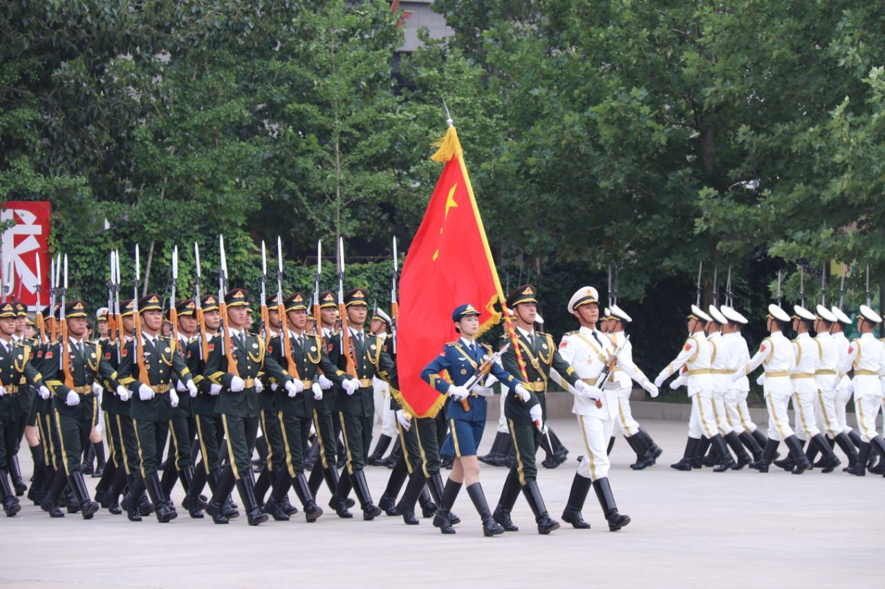 三軍儀仗隊中,為什麼都是陸軍手握軍旗,其中有什麼講究嗎?