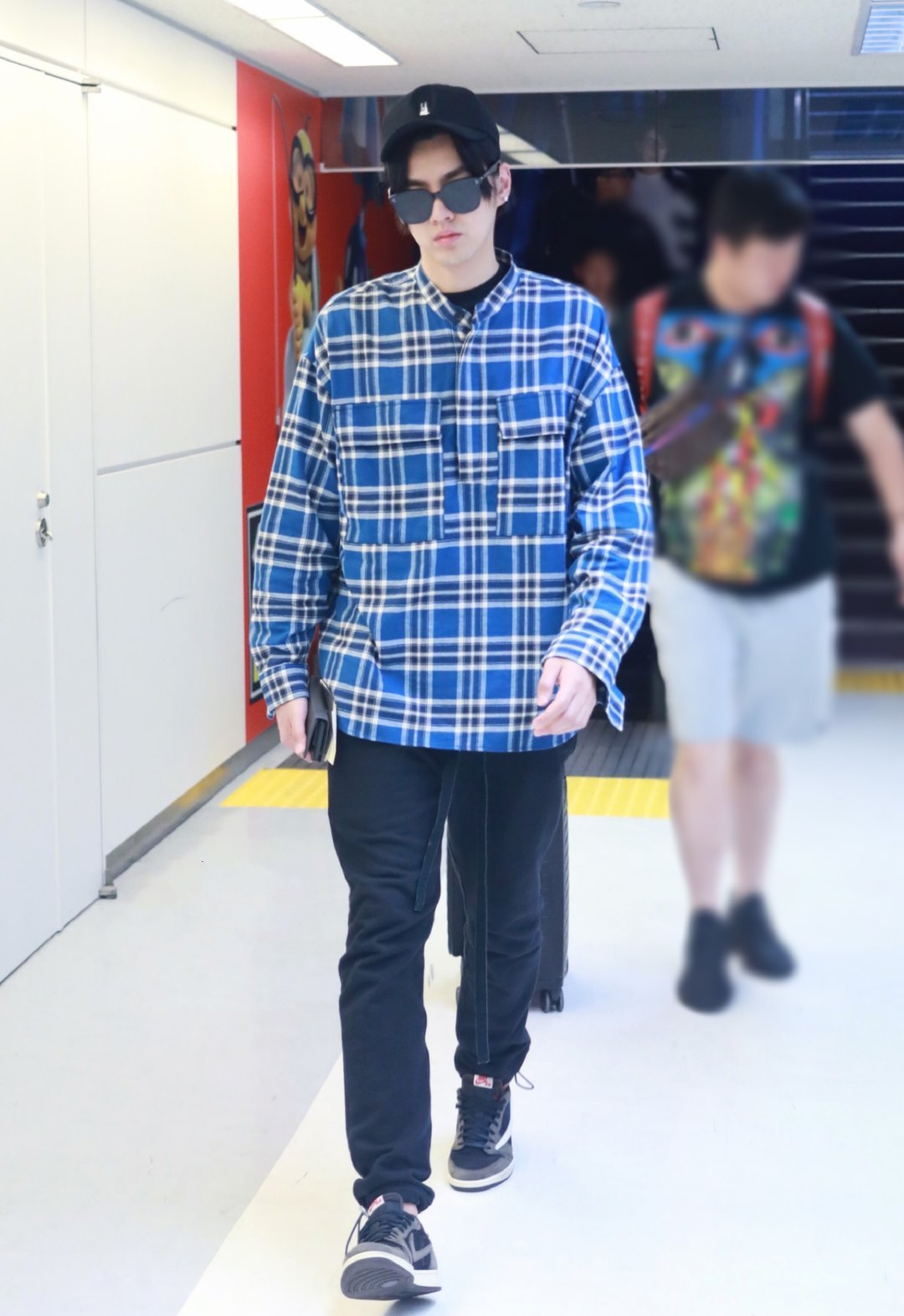 有颜任性!吴亦凡豹纹短裤炸翻全场,颜值重回巅峰时尚品格太优越