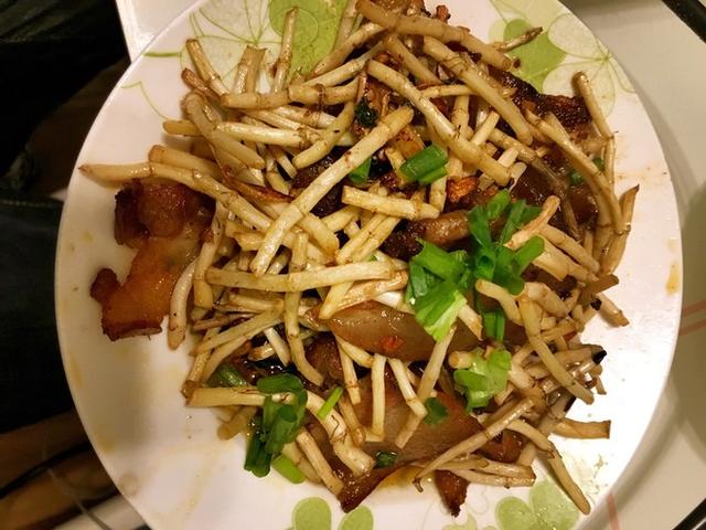 名门泽佳:折耳根(鱼腥草)炒腊肉
