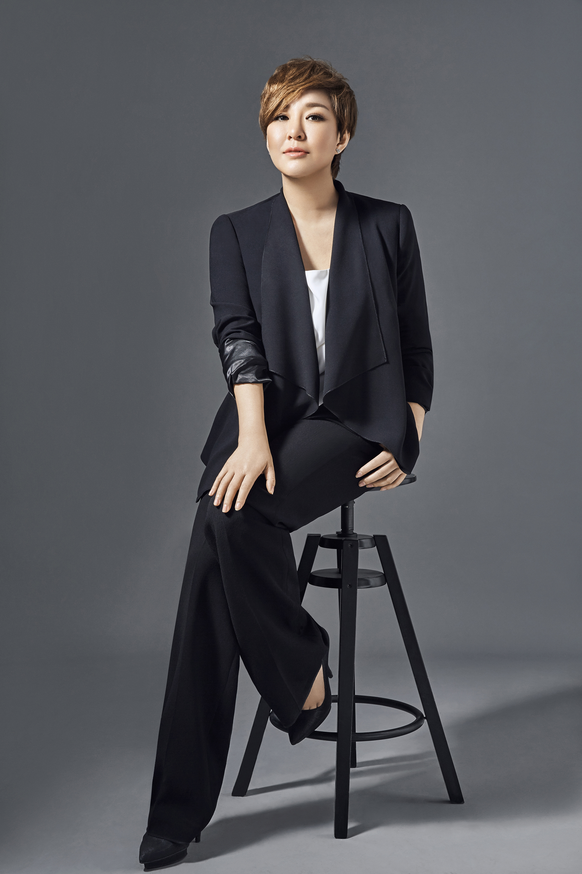 今日关注:李静|晒晒主持人李静的豪宅:头次见楼梯都铺地毯,生活过得太