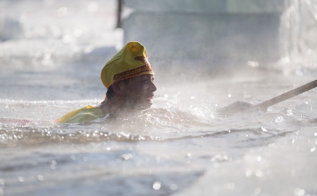 冬泳爱好者以特殊的方式挑战严寒,并且把冷当做乐趣