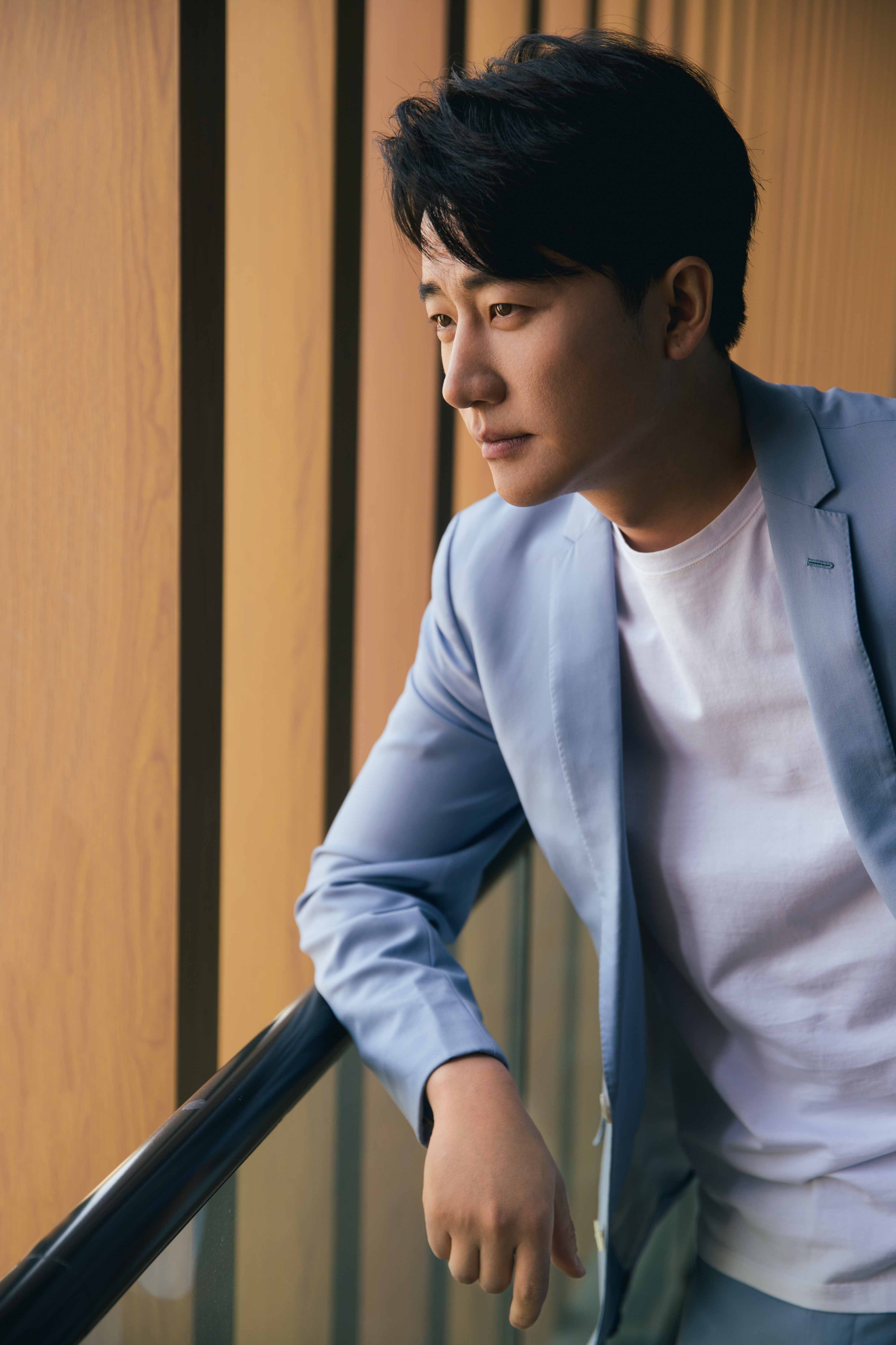 当时尚遇见了黄轩 蓝白搭配如此帅气!