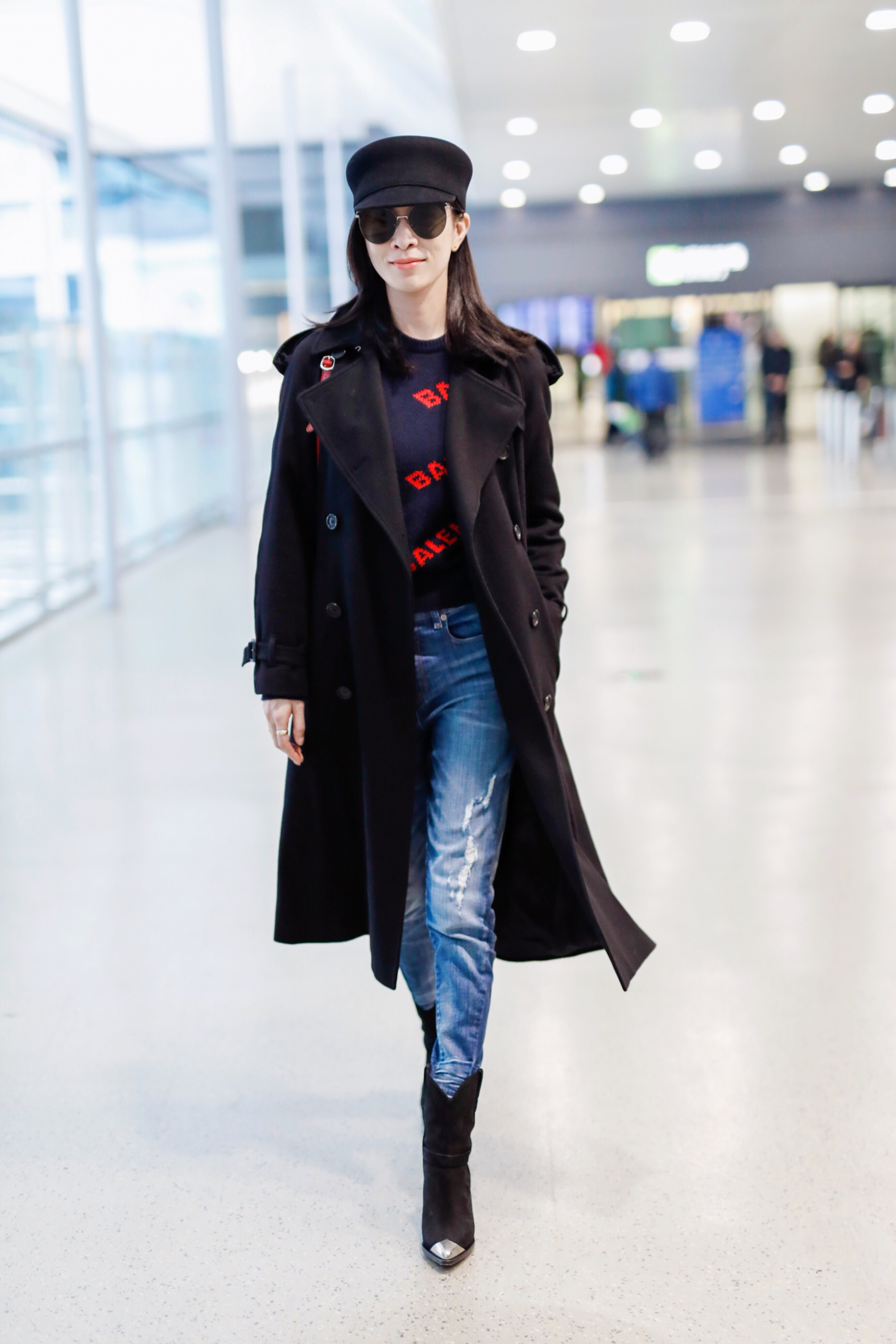 佘诗曼又美了,一袭黑色大衣走机场,简约穿搭不仅高级还更时尚了