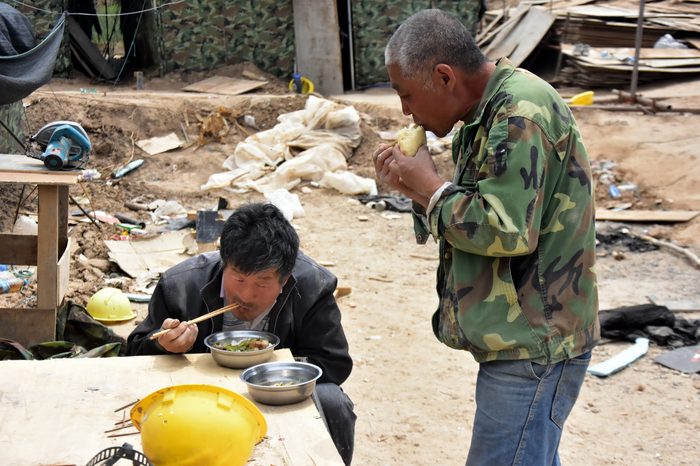 第二次去高铁工地拍照时,口风全变了,工人让小编看菜里有很多肉