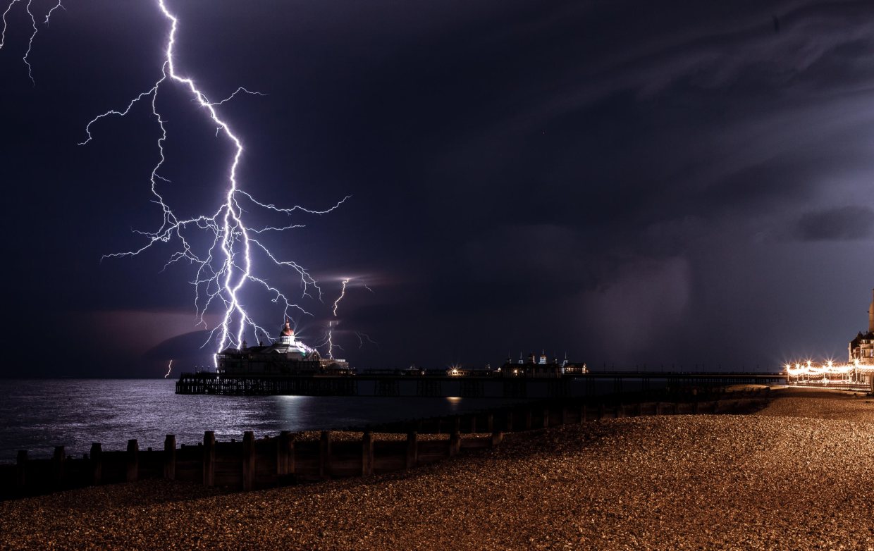 英国遭遇极端天气侵袭,巨大单体雷暴云低空压境,宛如世界末日