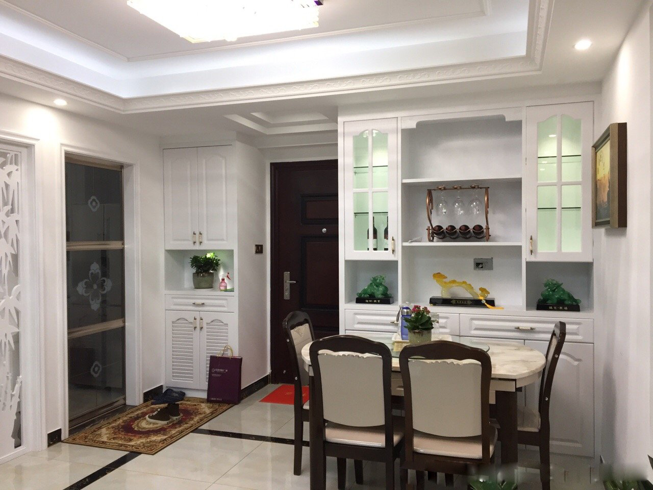 进门就是餐厅,入户鞋柜这样设计,实用又美观,总有一种合适你!