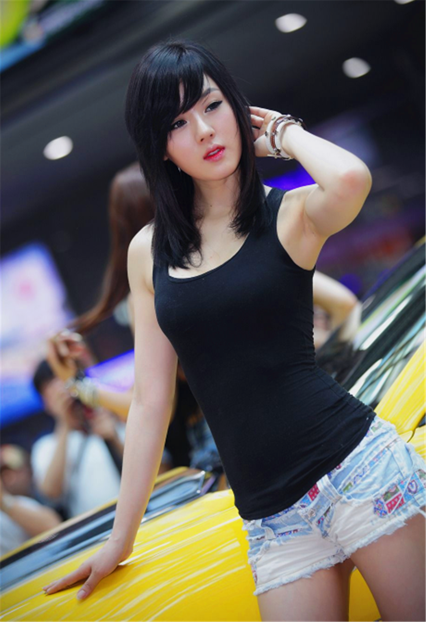 黄美姬紧身t恤牛仔短裤大秀身材,每一张都让人大饱眼福!