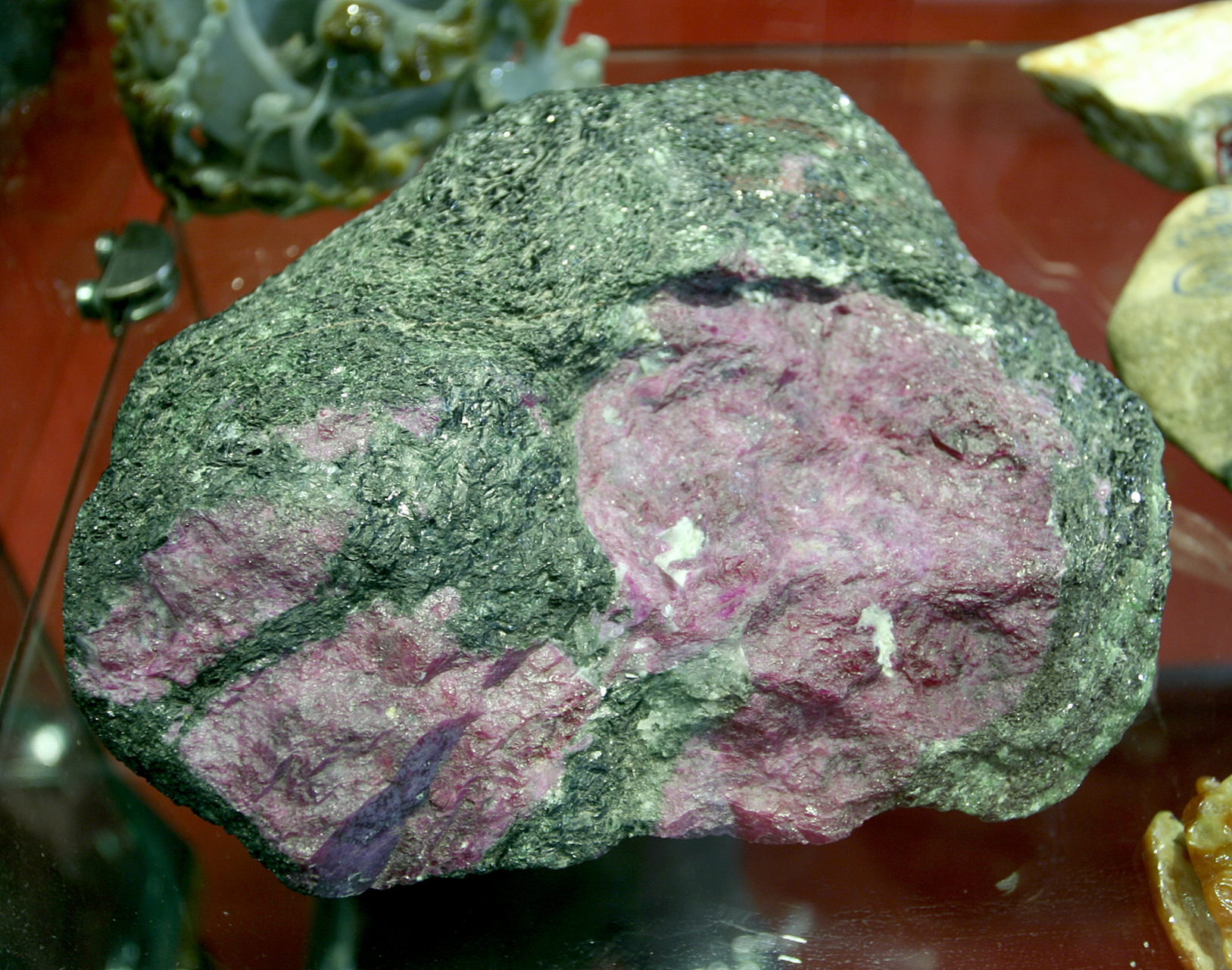 翡翠水晶原石具有丰富多彩的颜色,独特纹理和高硬度等显著特征,是世界