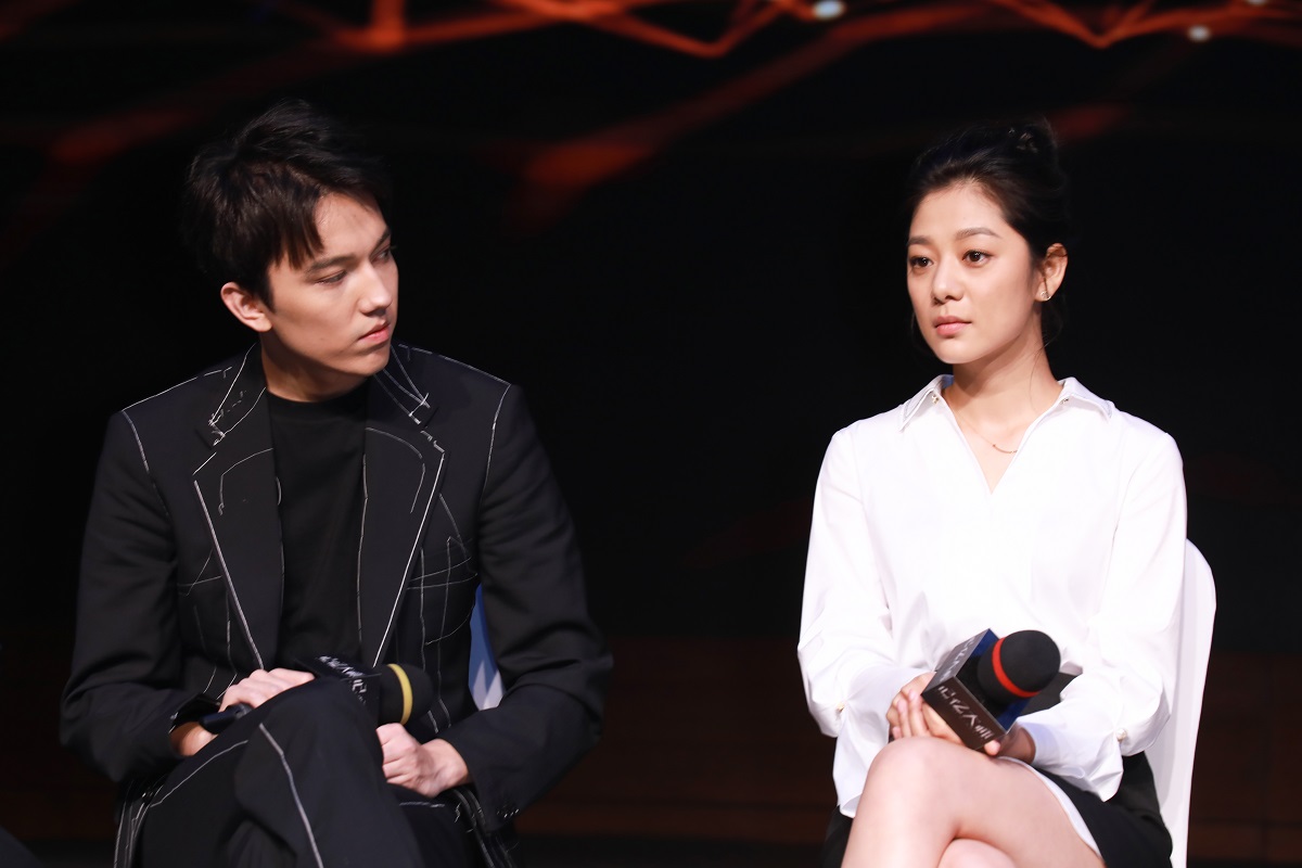 性感中透着帅气,王真儿实力演绎自我风格,偏爱简易穿着