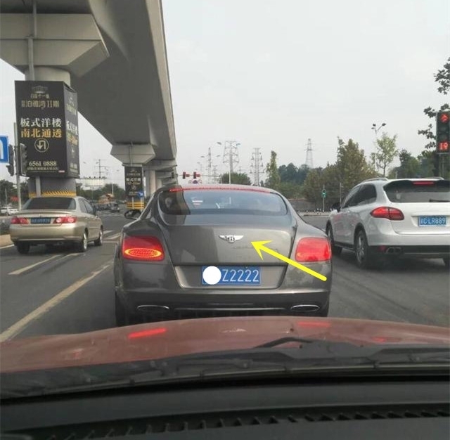 这辆车标b带双翅膀,车牌4个2,朋友却说这是辆奇瑞车