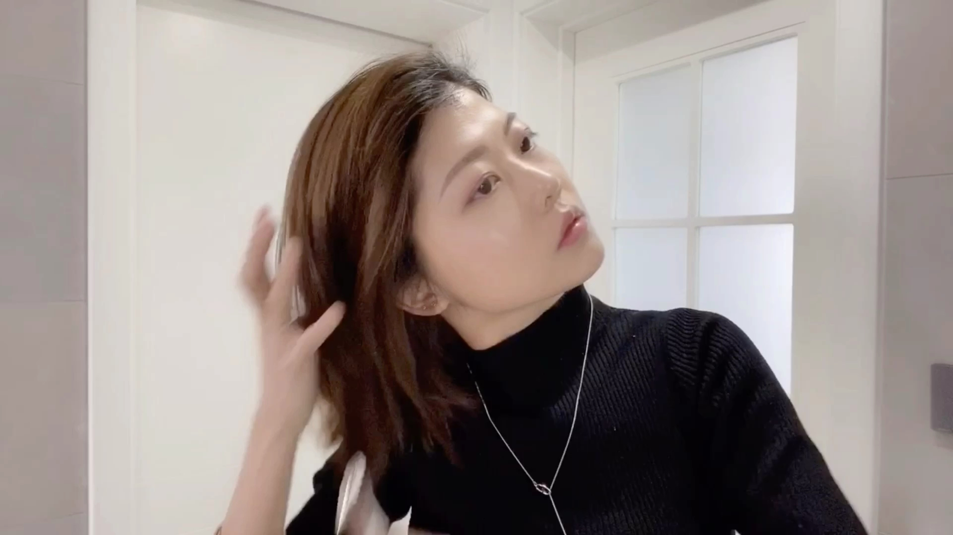 女人不管多大年纪，都要扎这帅气发型，无论穿什么衣服都时髦炸了