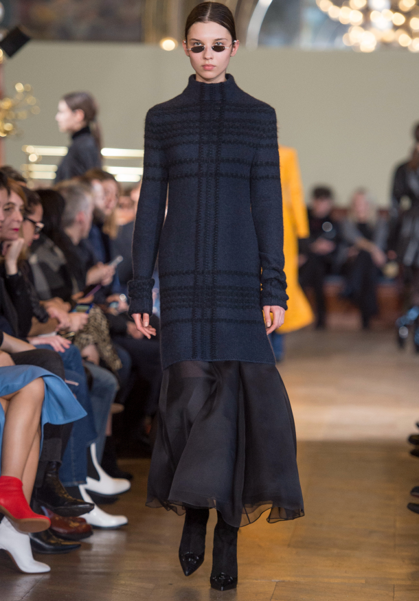 蓝黑色的长款毛衣,搭配纱质的长裙,非常的时尚又有质感