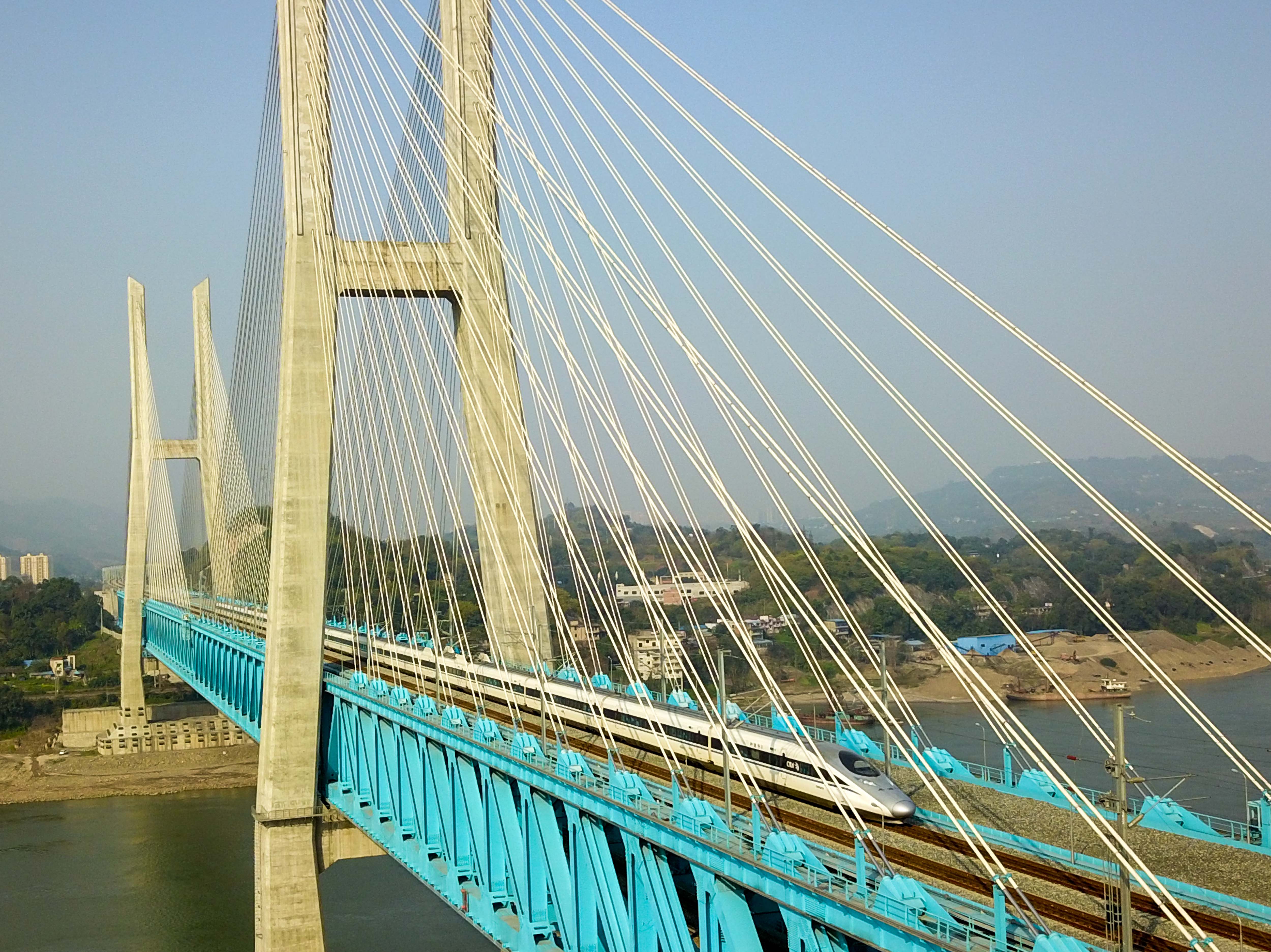 (经济)(4)世界首座双层六线钢桁梁铁路斜拉桥在渝落成