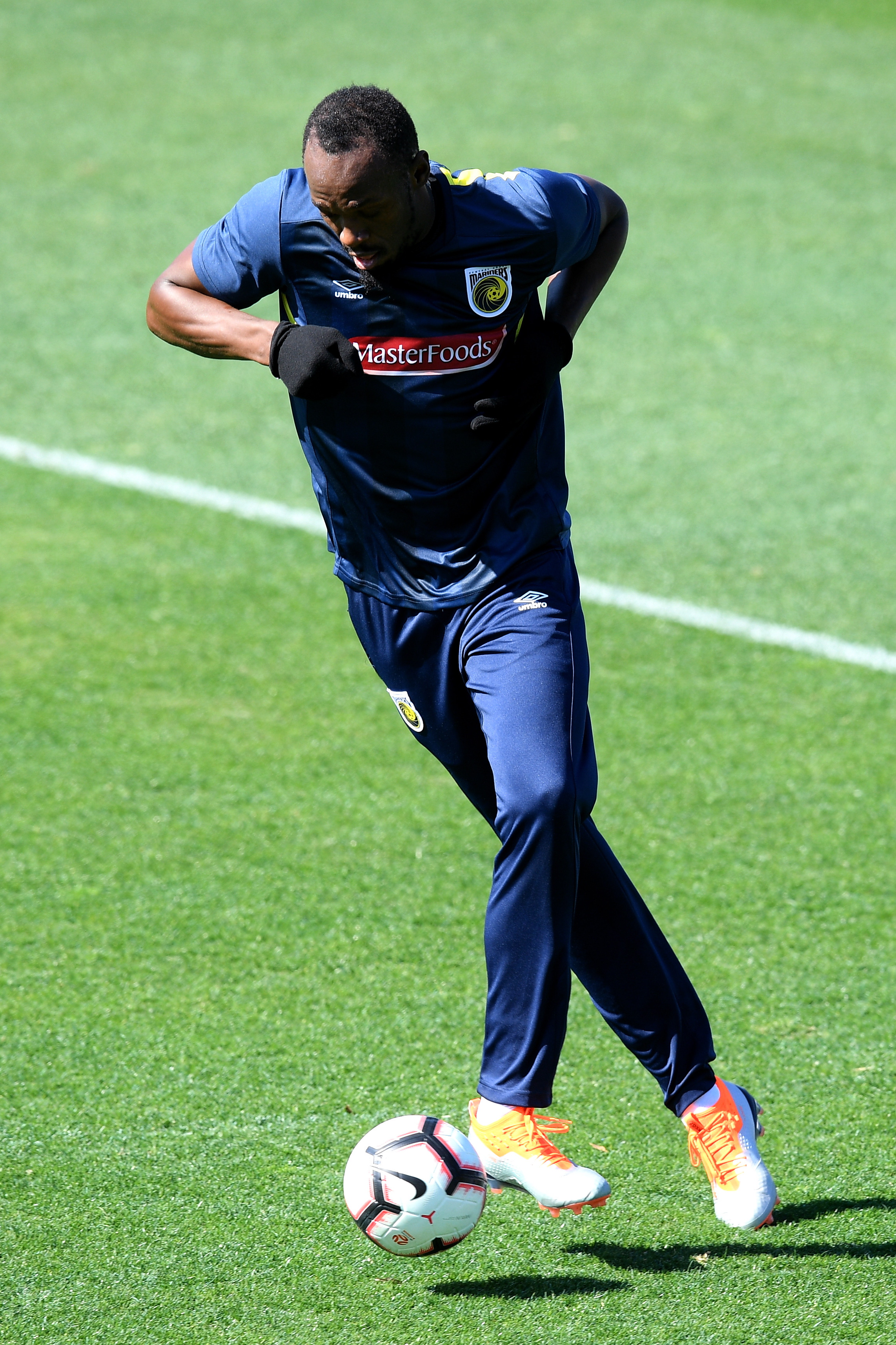 足球——博尔特亮相澳超首训