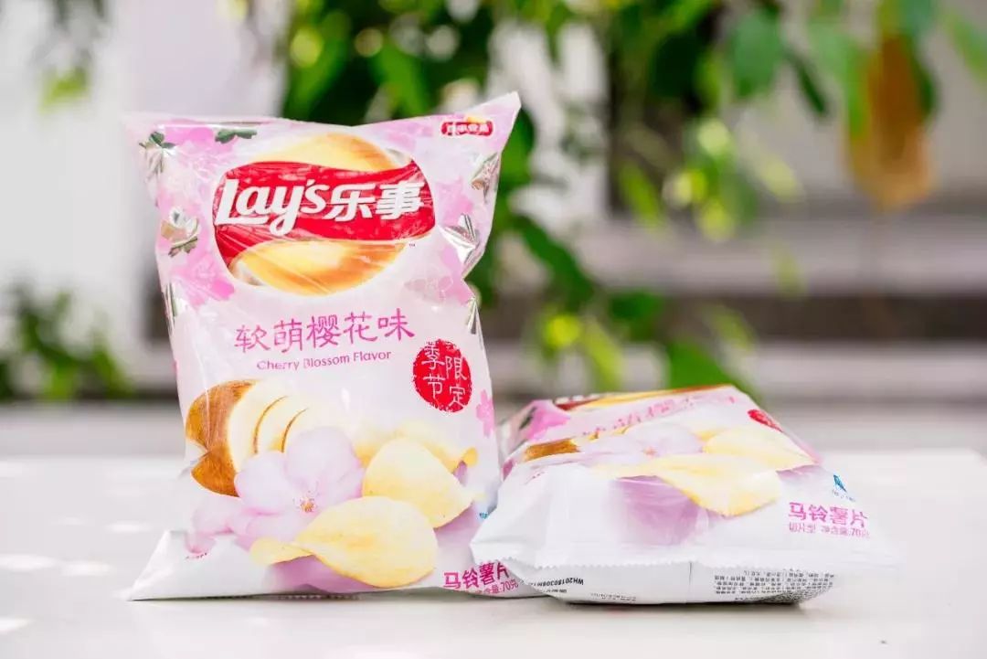 薯片这款吃起来有点奶糖的香味 打开包装就是 浓浓的奶香 樱花味倒不