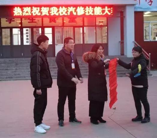 学生拾金不昧,传递正能量,校方:孩子很有前途