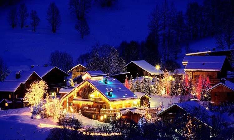 夜晚的雪中景色,小屋在灯光的点缀先变得非常美丽.