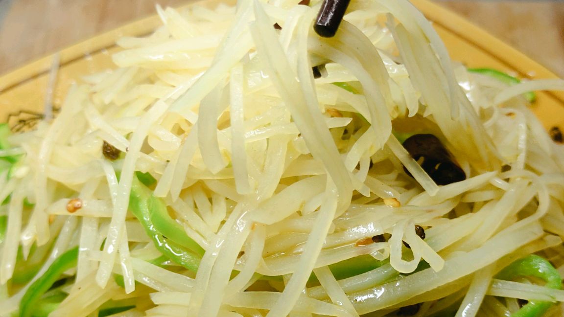 酸辣土豆丝这样做比饭店还好吃,酸辣爽口,开胃下饭最关键两步骤