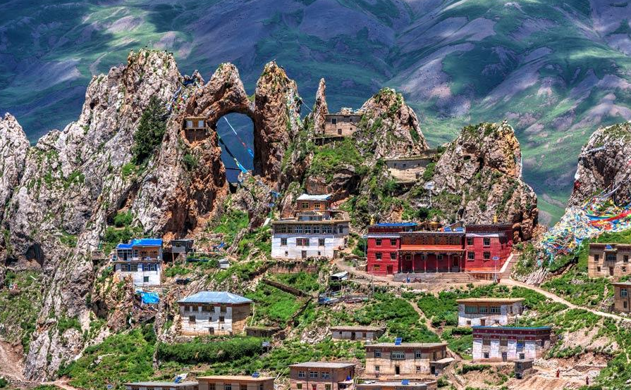 国内海拔最高的寺庙:距今3000年仍十分坚固,悬空于4800米的山顶