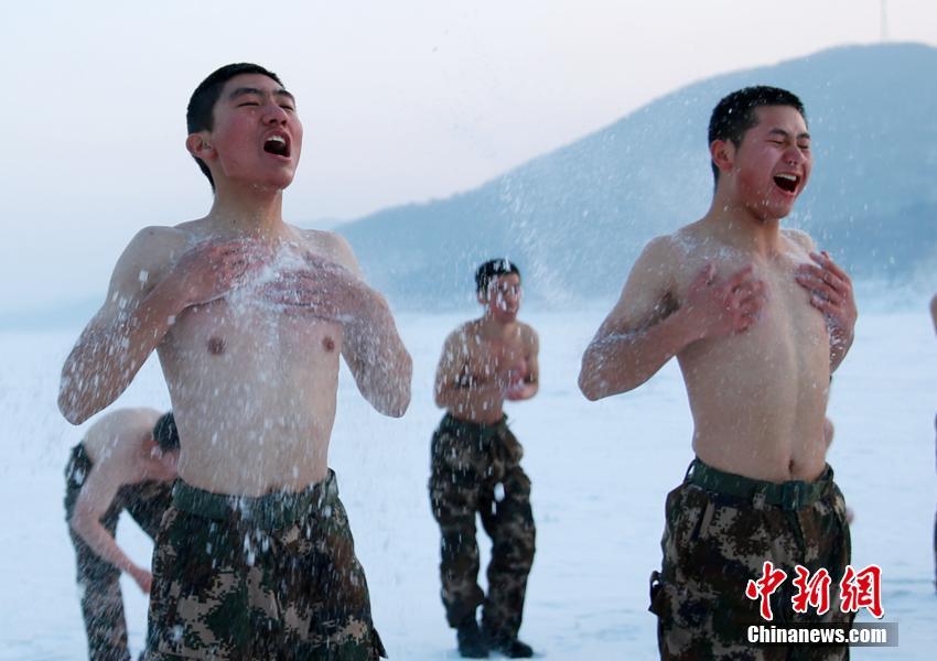 吉林武警官兵赤膊浴雪进行抗寒训练