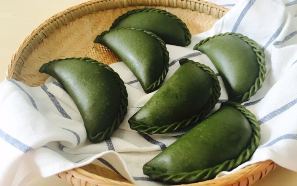 景德镇的清明粑一般是圆形,也有长饺子形的,这个无所谓,把粉皮用手